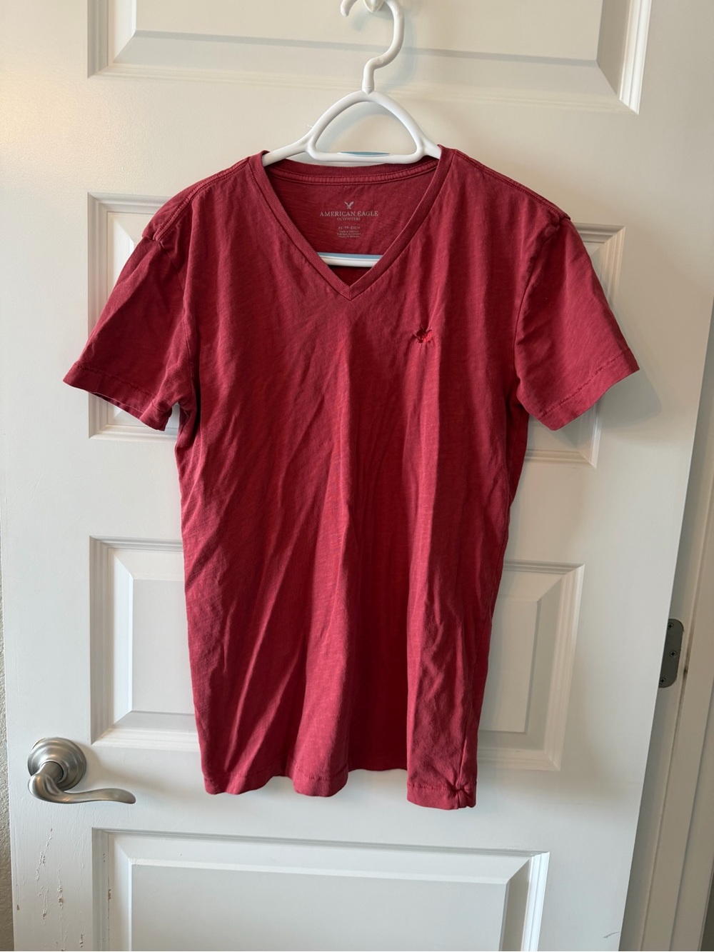 American Eagle Outfitters Men's V-Neck Tee in Wine Red